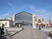 Бывший Варшавский вокзал, ныне торгово-развлекательный комплекс. Вид со стороны платформ (музея)